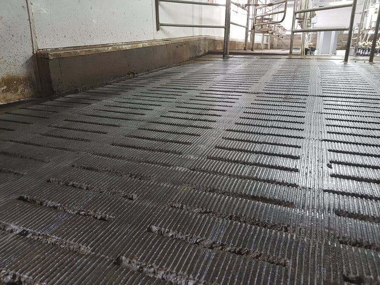 Perforated and slatted floors